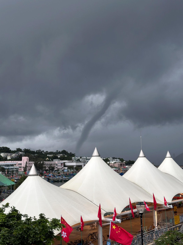 長洲驚現巨型水龍捲?神秘雲柱直插海面 天文台揭漏斗雲2大成因