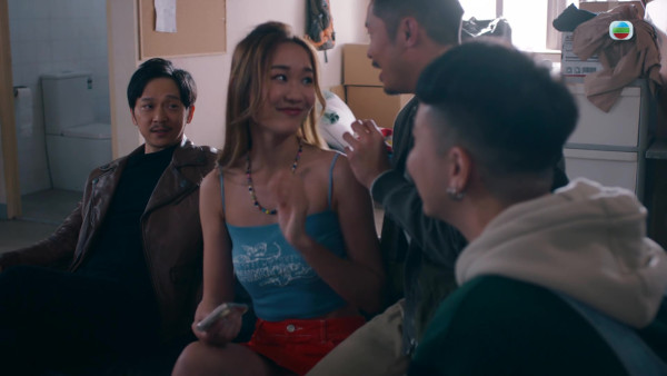 非份之罪丨葉靖儀演MK妹清一色露腰裝超短裙！逃亡戲意外晒腹肌勁搶焦