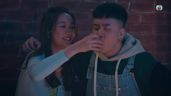 非份之罪丨葉靖儀演MK妹清一色露腰裝超短裙！逃亡戲意外晒腹肌勁搶焦