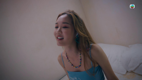 非份之罪丨葉靖儀演MK妹清一色露腰裝超短裙！逃亡戲意外晒腹肌勁搶焦