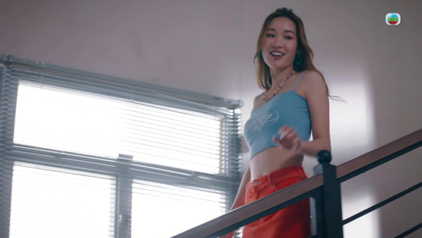 非份之罪丨葉靖儀演MK妹清一色露腰裝超短裙！逃亡戲意外晒腹肌勁搶焦