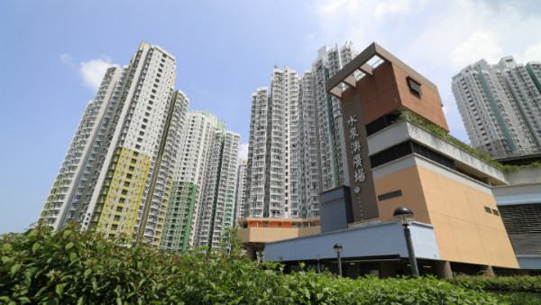 公屋突擊家訪升級？職員入屋檢查睡房、廚廁兼畫圖。圖片來源：房屋署