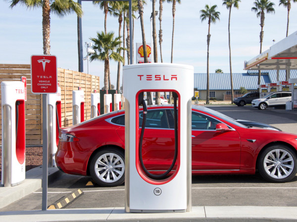 【電動車vs混能油車】開10年邊款更慳錢？Tesla Model Y 對決BMW/Toyota總支出差距竟高達14萬