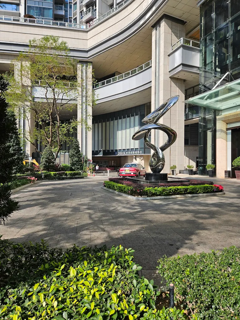 瓏璽自設豪華會所、落地玻璃大露台及極高私隱度，整體設計堪稱完美。然而，其美中不足是正正迎面的新油麻地避風塘。每逢落大雨、夏天或退潮時，陣陣猛烈的異味就會隨風飄進高層單位，成為頂級豪宅唯一隱患。圖片來源：Google Maps