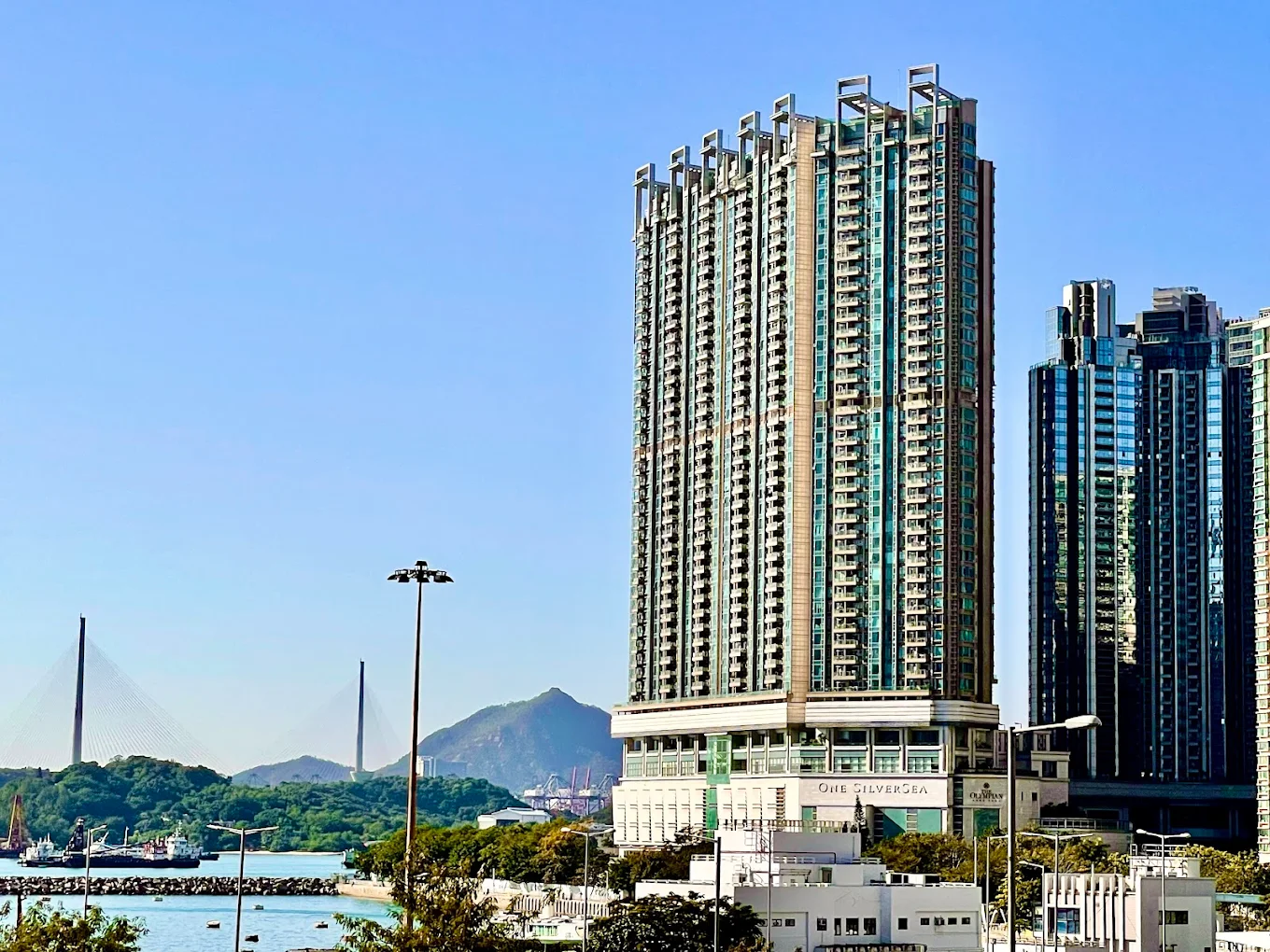 一號銀海坐擁一線臨海優勢，大宅設計享有維多利亞港極致全海景；但同樣地，部分東南向中低層單位在特定風向時，亦會受到避風塘的氣味些微波及。圖片來源：Google Maps