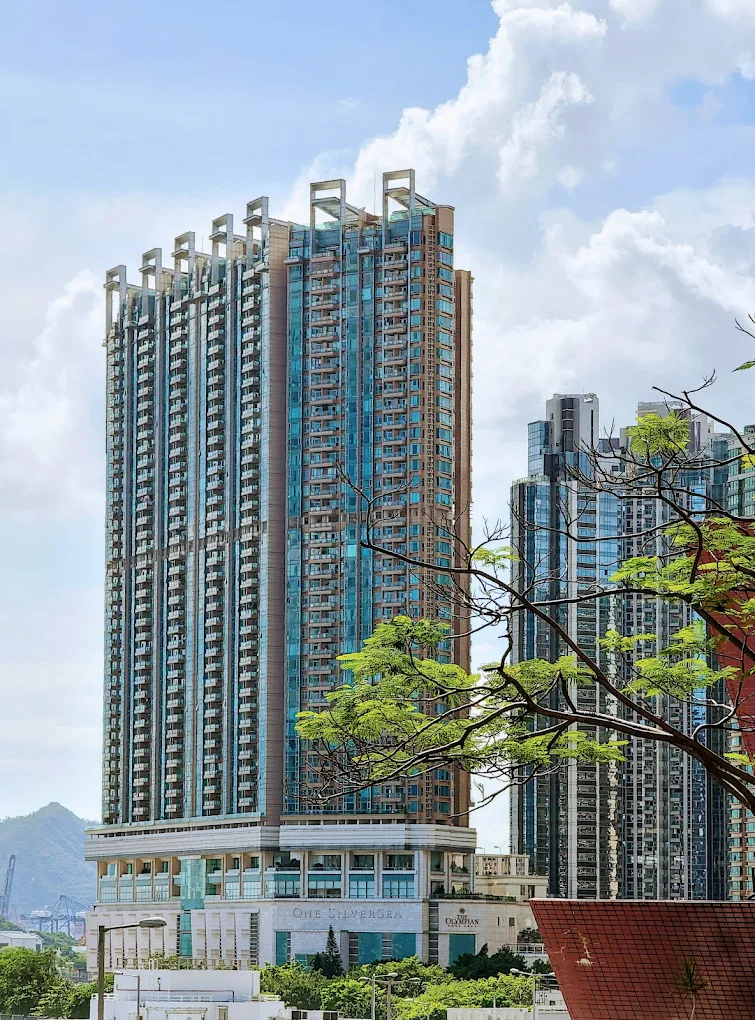 一號銀海坐擁一線臨海優勢，大宅設計享有維多利亞港極致全海景；但同樣地，部分東南向中低層單位在特定風向時，亦會受到避風塘的氣味些微波及。圖片來源：Google Maps