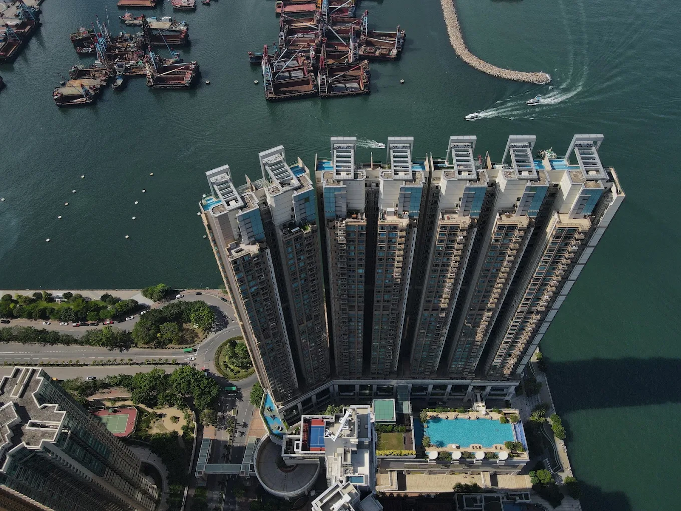 一號銀海坐擁一線臨海優勢，大宅設計享有維多利亞港極致全海景；但同樣地，部分東南向中低層單位在特定風向時，亦會受到避風塘的氣味些微波及。圖片來源：Google Maps