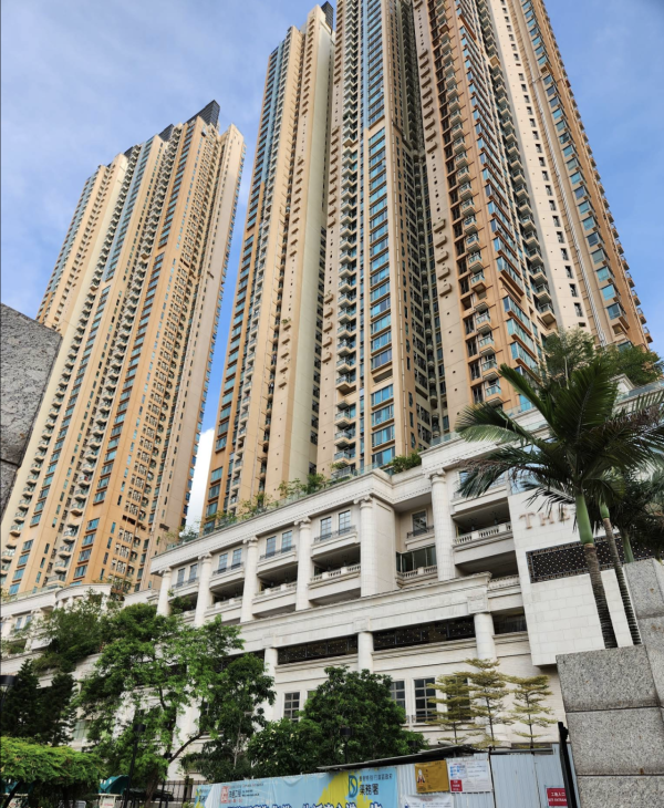 柏景灣 與 帝柏海灣：基座直接無縫連接奧海城二期商場，步行至港鐵站全程有蓋。生活配套、交通與購物便利度堪稱「位置無敵」，而且物業本身的實用率亦相當扎實。圖片來源：Google Maps