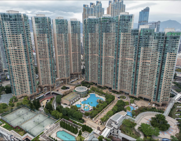 柏景灣 與 帝柏海灣：基座直接無縫連接奧海城二期商場，步行至港鐵站全程有蓋。生活配套、交通與購物便利度堪稱「位置無敵」，而且物業本身的實用率亦相當扎實。圖片來源：Google Maps