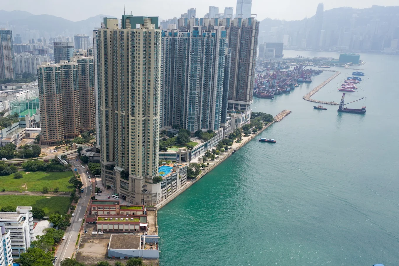浪澄灣外觀現代感十足、優質海景，而且屋苑規模巨大；但最大缺點是較遠離港鐵站，住戶步行前往奧運站需時約 10 分鐘，地理位置略嫌偏僻。圖片來源：Google Maps
