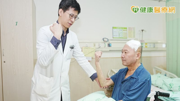 6旬翁半夜跌倒惊揭生脑瘤！做“清醒开颅手术”救命！医生警告现5情况须速求医：手脚无力是警号