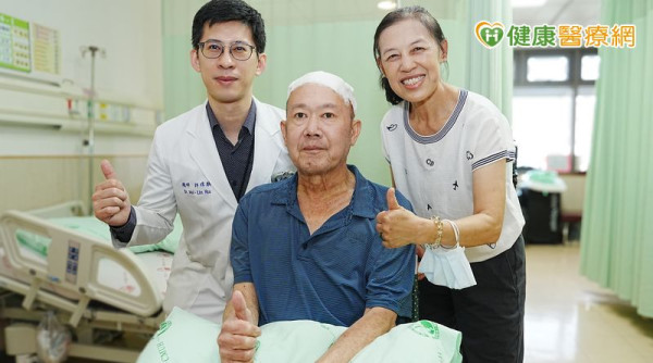6旬翁半夜跌倒惊揭生脑瘤！做“清醒开颅手术”救命！医生警告现5情况须速求医：手脚无力是警号