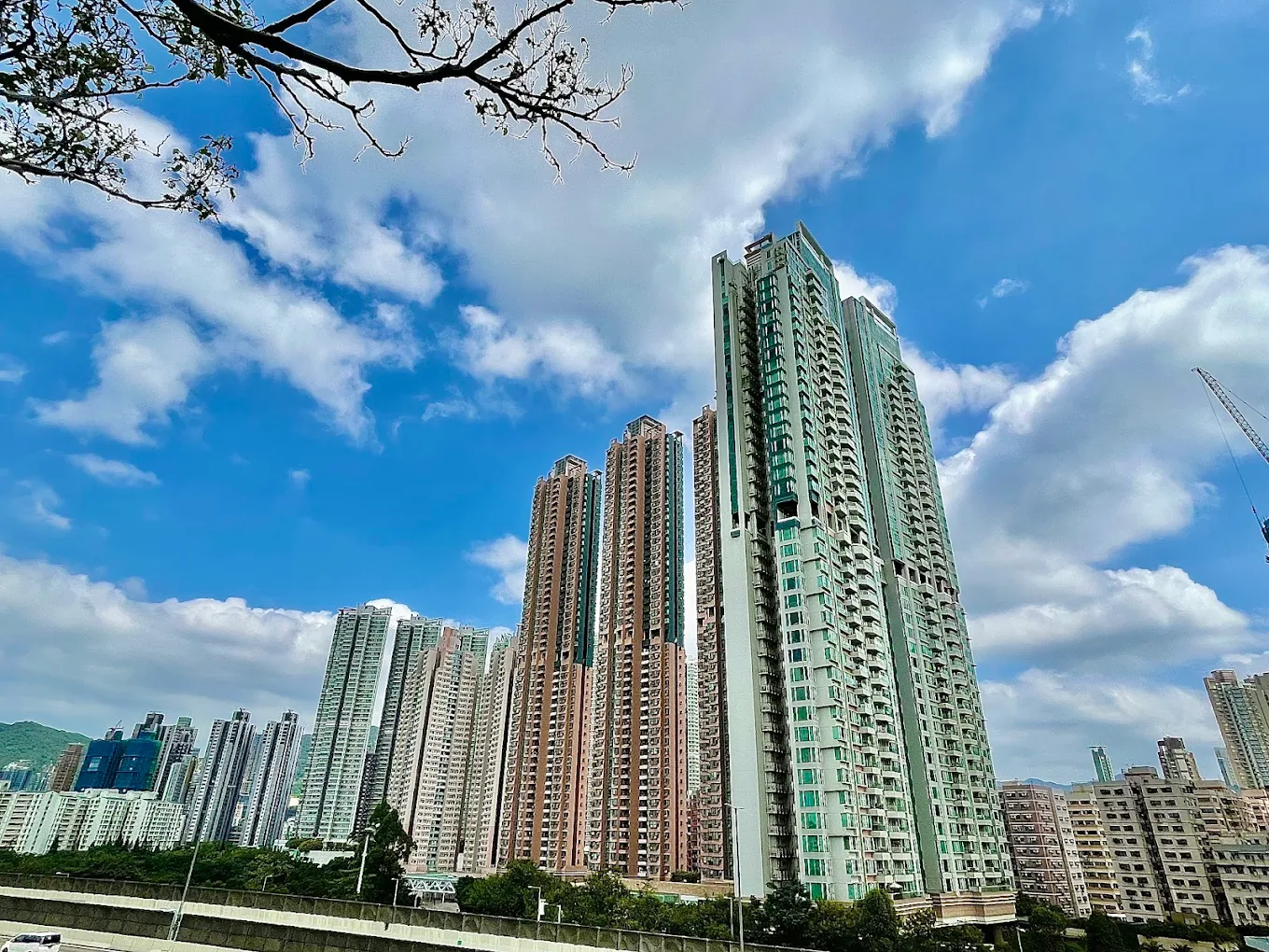 君匯港：位於大角咀臨海邊界，高層向西單位享有極為開揚的單邊海景；不過前往地鐵站需要經由行人天橋步行一段距離。圖片來源：Google Maps