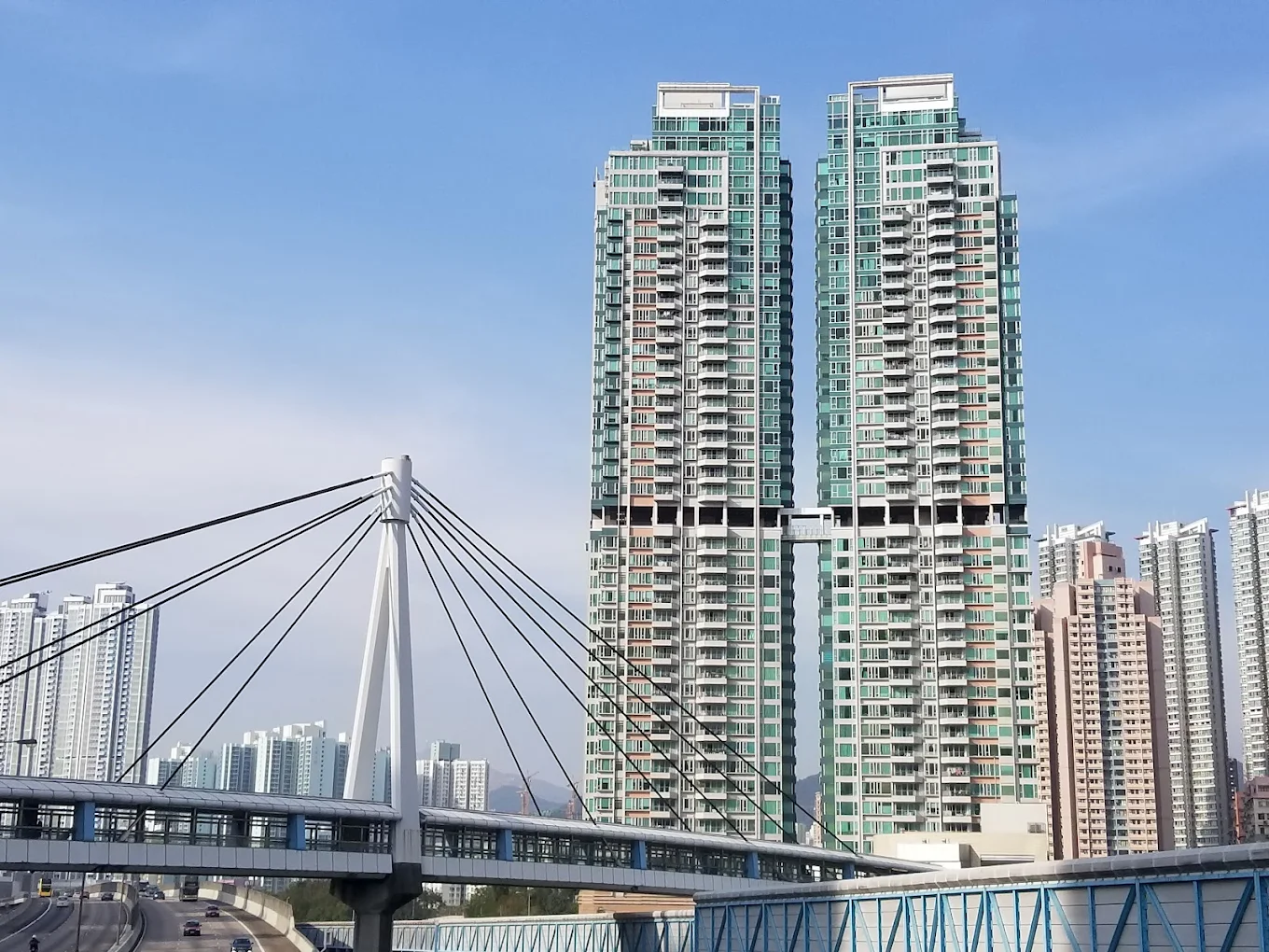 君匯港：位於大角咀臨海邊界，高層向西單位享有極為開揚的單邊海景；不過前往地鐵站需要經由行人天橋步行一段距離。圖片來源：Google Maps