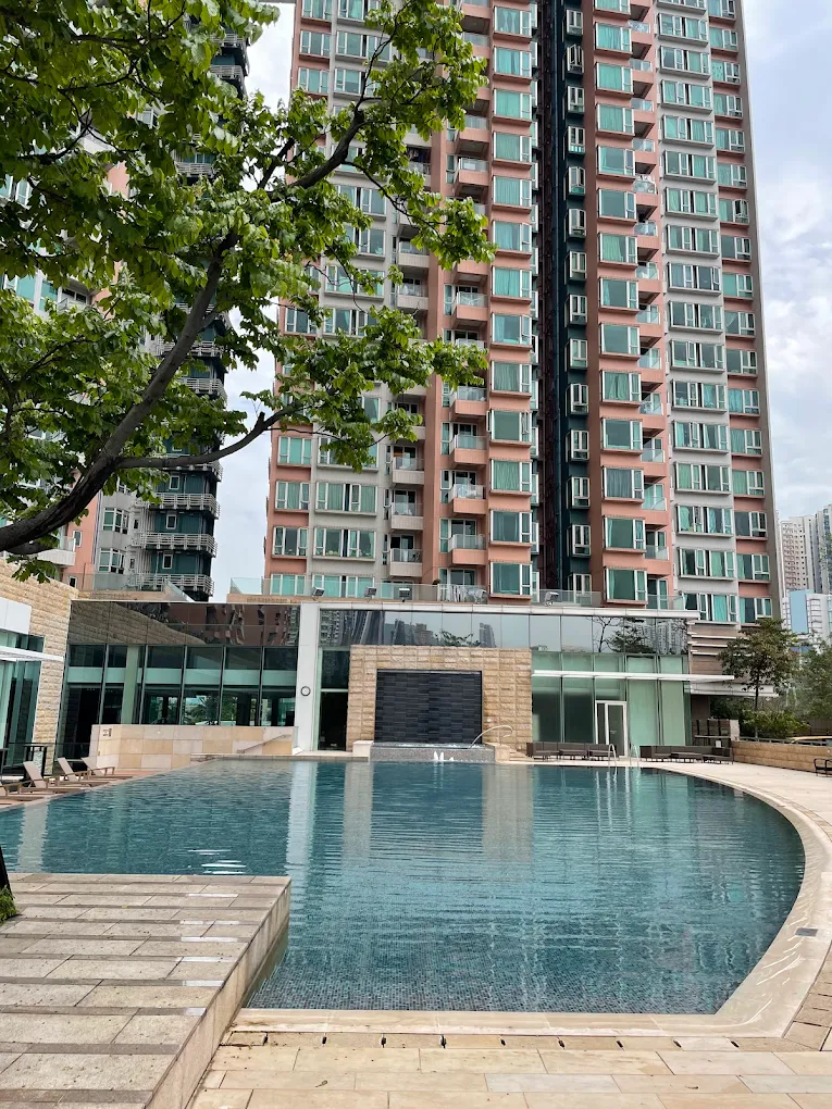 君匯港：位於大角咀臨海邊界，高層向西單位享有極為開揚的單邊海景；不過前往地鐵站需要經由行人天橋步行一段距離。圖片來源：Google Maps