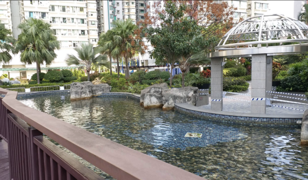 港灣豪庭：大角咀區內少有的大型屋苑，自設園林大型會所及基座商場，一向是區內兩房「上車」的熱門首選。不過其住宅走廊及外牆設計經常被網民批評「似居屋」，而且單位實用率相對一般。圖片來源：Google Maps