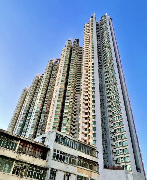 港灣豪庭：大角咀區內少有的大型屋苑，自設園林大型會所及基座商場，一向是區內兩房「上車」的熱門首選。不過其住宅走廊及外牆設計經常被網民批評「似居屋」，而且單位實用率相對一般。圖片來源：Google Maps