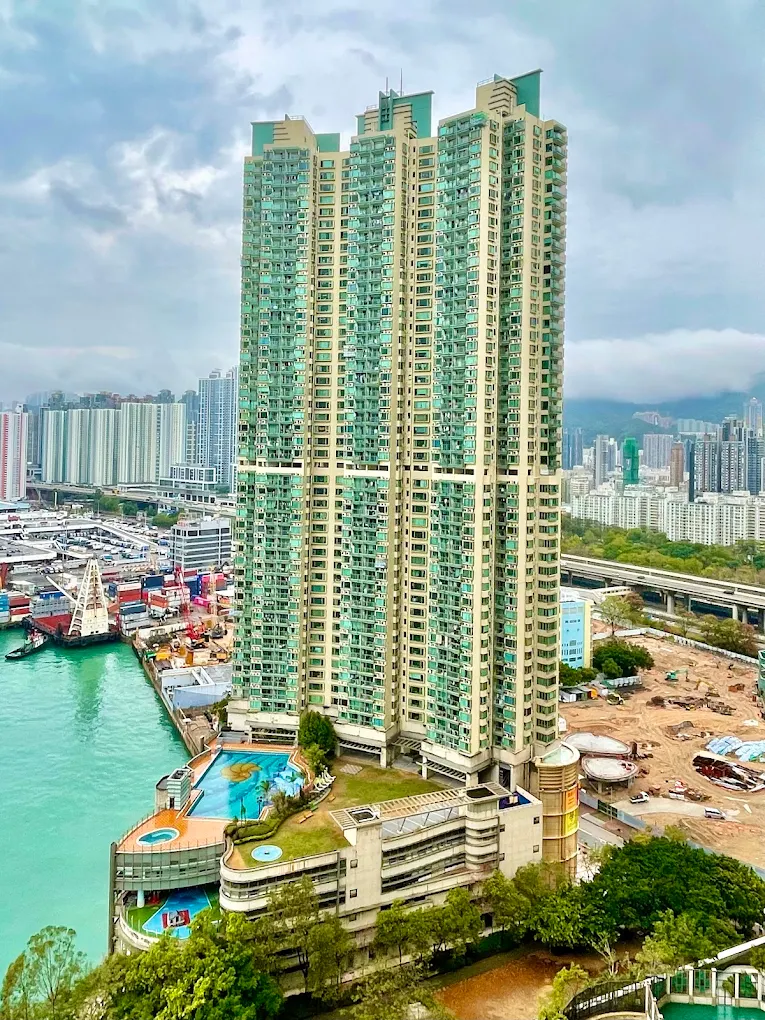 凱帆軒主打兩房戶型，臨海而建，部分單位享有優質海景；缺點是遠離地鐵站，住戶主要依賴接駁小巴出行。圖片來源：Google Maps