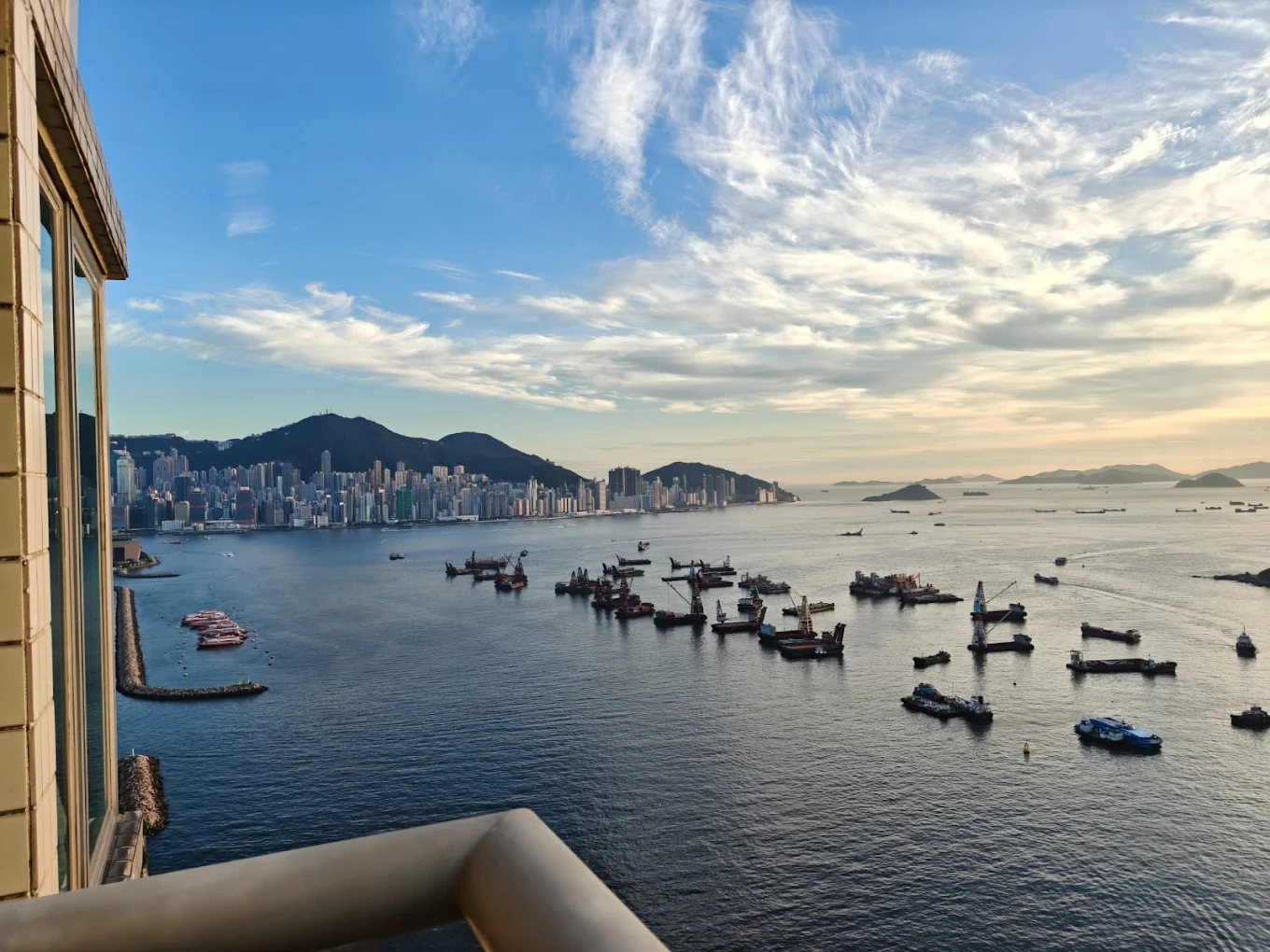 凱帆軒主打兩房戶型，臨海而建，部分單位享有優質海景；缺點是遠離地鐵站，住戶主要依賴接駁小巴出行。圖片來源：Google Maps