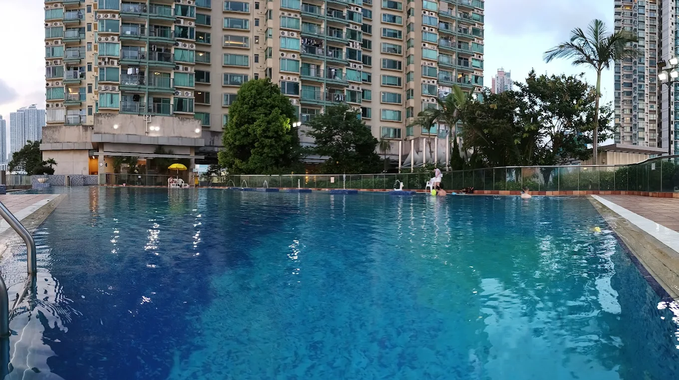 凱帆軒主打兩房戶型，臨海而建，部分單位享有優質海景；缺點是遠離地鐵站，住戶主要依賴接駁小巴出行。圖片來源：Google Maps