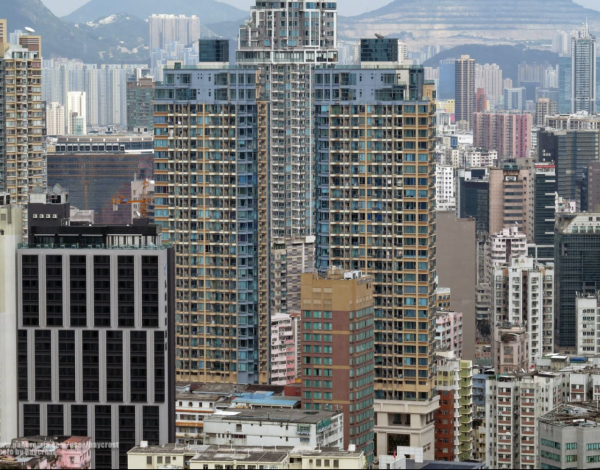 形品·星寓、奧柏·御峯、奧朗·御峯、亮賢居、柏豐28、傲寓 與 尚璽：這些遍布大角咀市中心一帶的單幢或雙幢式半新盤，主打型格室內裝修及市區步程便利；不過由於周邊社區夾雜大量待重建的舊樓、新舊交替，而且鄰近車房或五金舖，環境略嫌雜亂。圖片為奧柏·御峯；來源：Google Maps