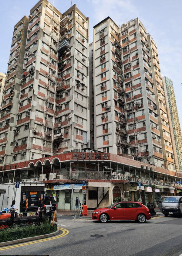 大同新邨、富多來新邨 及 必發台 樓齡均已接近 50 年，會所配套欠奉。不過，勝在上車門檻非常親民，而且大廈樓下街坊食肆林立，生活與交通起居便利。網民特別提醒，買家在「執平貨」前必須預留一筆充足預算，以承擔大廈未來可能隨時開展的強檢與「維修大嘥」費用。 圖片為富多來新邨；圖片來源：Google Maps