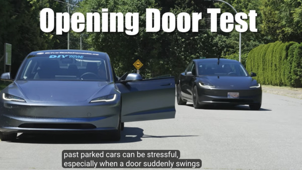FSD信唔信得過？Tesla 自動駕駛最新實測影片曝光 反應雖快卻犯1低級錯誤【有片睇】