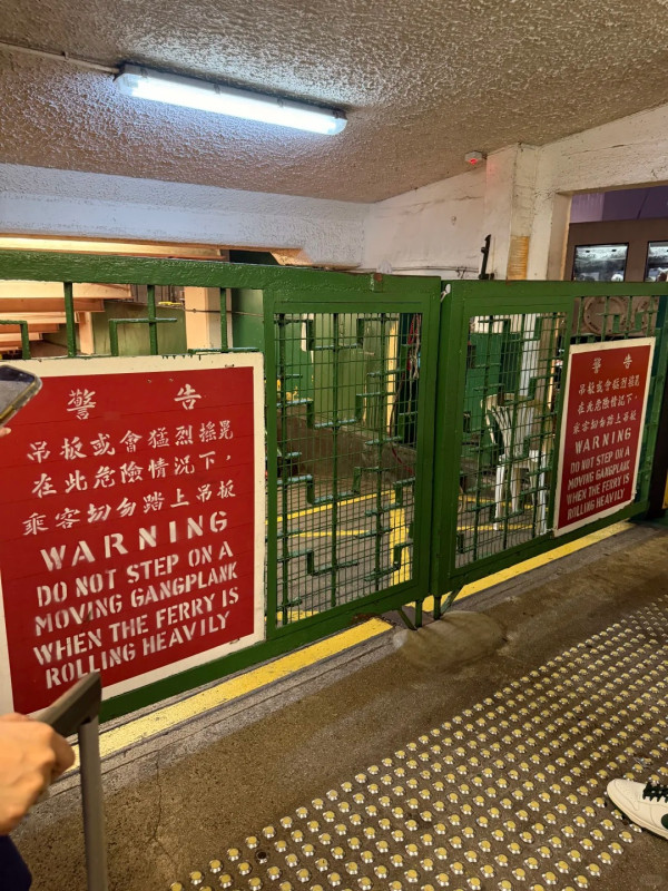 內地遊客初體驗天星小輪稱「以為在偷渡」 惹網民熱議反駁:幾蚊仲想點?
