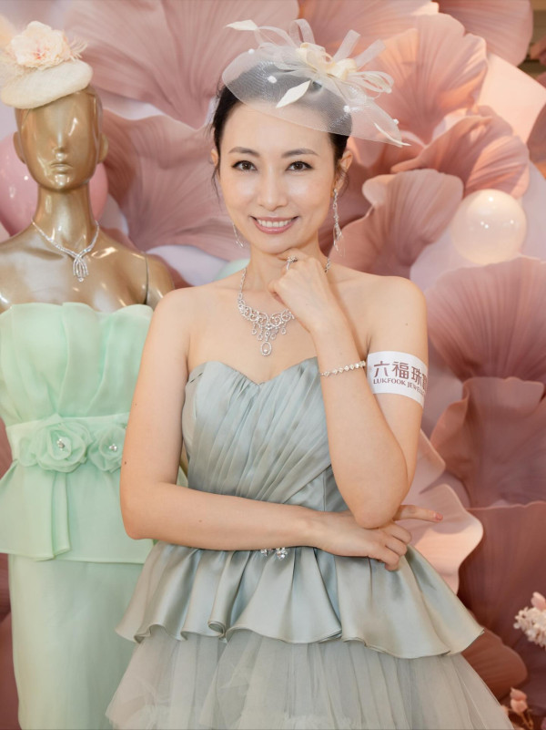 前TVB花旦息影15年罕见露面晒Bra Top！生完两胎仍然保养得宜似防腐少女