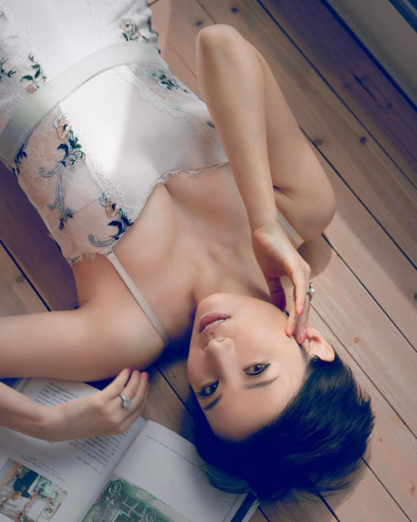 前TVB花旦息影15年罕见露面晒Bra Top！生完两胎仍然保养得宜似防腐少女
