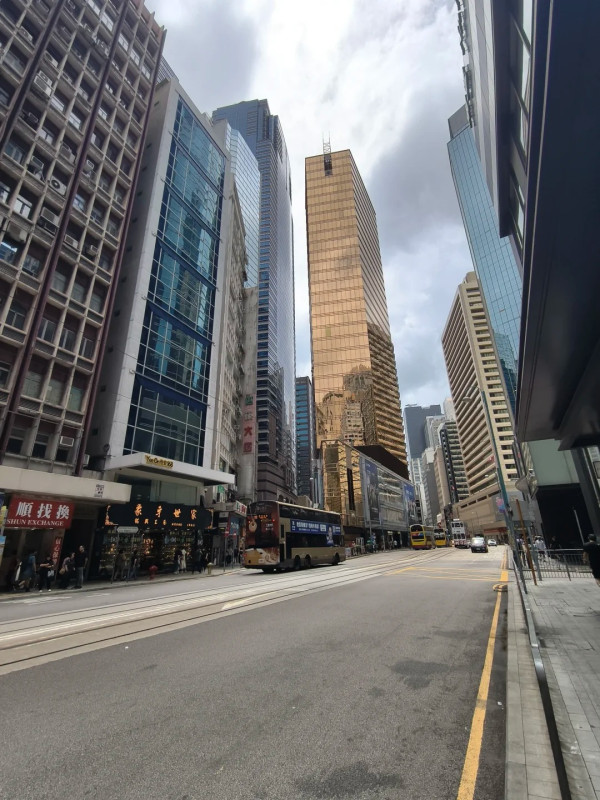 內地客痛批香港商場搵位坐要先消費！網民反擊「上帝論」 揭隱藏休憩區