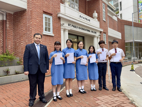 2026年度 IB 畢業生成績及大學取錄合照，圖片來源︰聖保羅男女中學校網