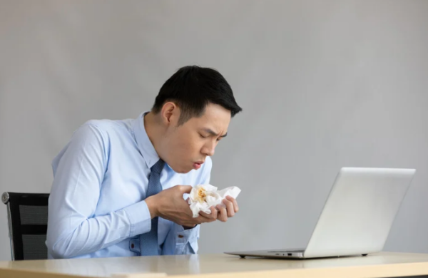 喉嚨卡痰咳唔出？網瘋傳花式咳痰法 附5招物理化痰安全滑出