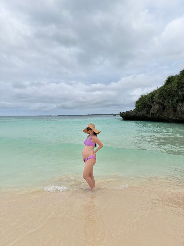 前TVB女星沖繩宮古島babymoon！佗巨肚曬泳裝孕照四肢纖幼肥肚不肥人 