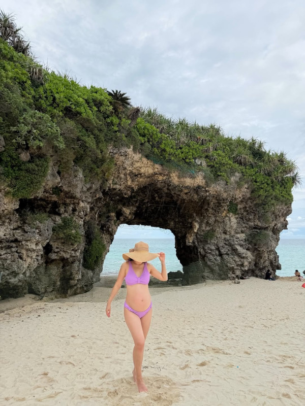 前TVB女星沖繩宮古島babymoon！佗巨肚曬泳裝孕照四肢纖幼肥肚不肥人 