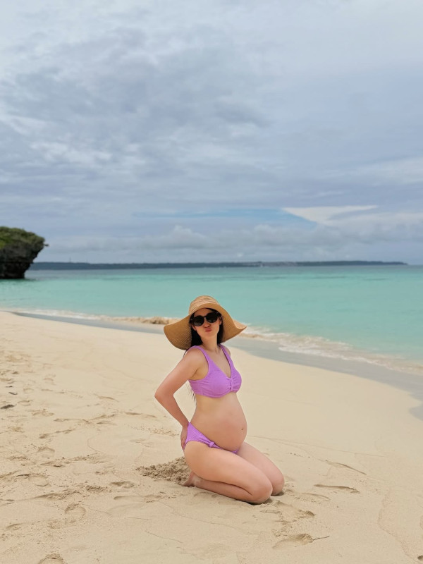 前TVB女星沖繩宮古島babymoon！佗巨肚曬泳裝孕照四肢纖幼肥肚不肥人 