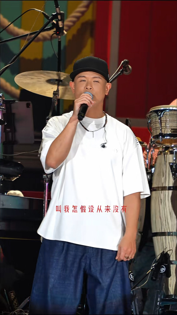 實力派男歌手驚爆已秘密結婚榮升人夫！機場被捕獲同行親認：我同老婆一齊