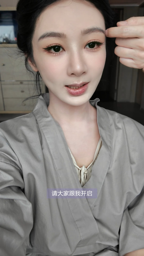 內地「最美警花」烈日下堅守崗位再次爆紅 高挑身材撞樣當紅一線女星!
