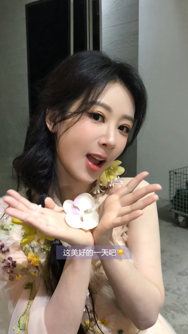 內地「最美警花」烈日下堅守崗位再次爆紅 高挑身材撞樣當紅一線女星!