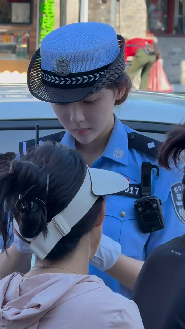 內地「最美警花」烈日下堅守崗位再次爆紅 高挑身材撞樣當紅一線女星!