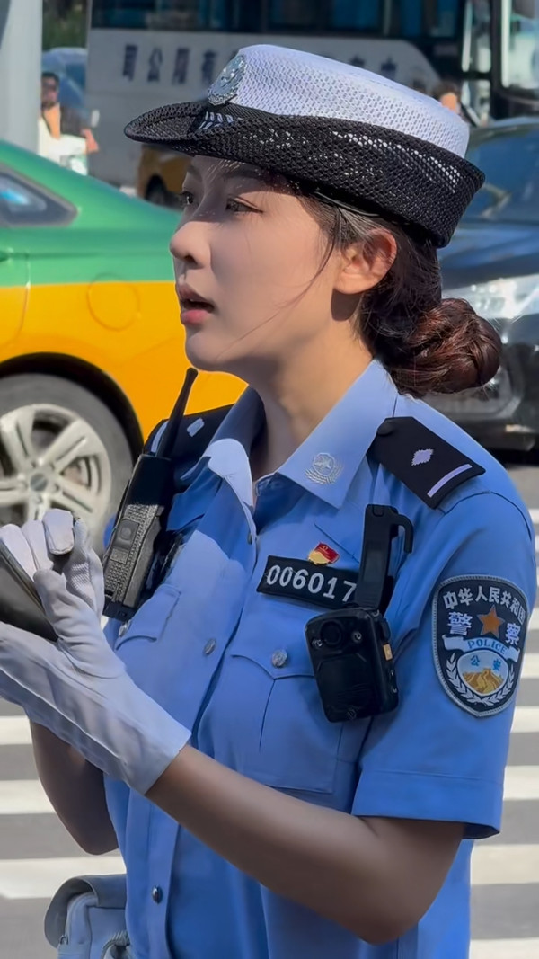 內地「最美警花」烈日下堅守崗位再次爆紅 高挑身材撞樣當紅一線女星!