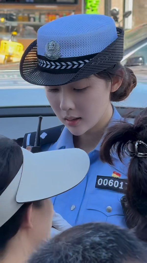內地「最美警花」烈日下堅守崗位再次爆紅 高挑身材撞樣當紅一線女星!