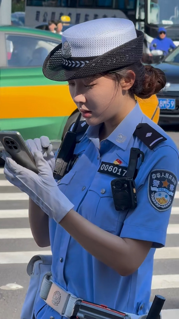 內地「最美警花」烈日下堅守崗位再次爆紅 高挑身材撞樣當紅一線女星!