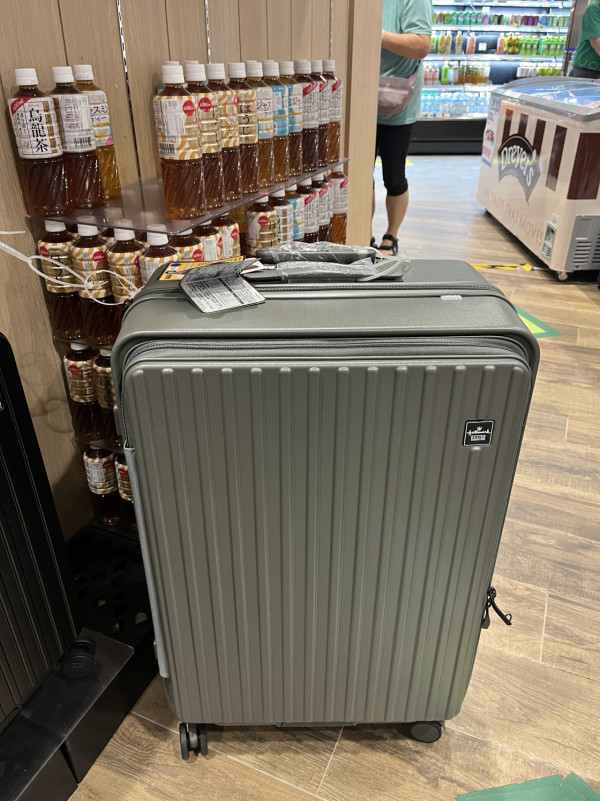 一田聯乘Hallmark前揭式行李箱 低至$399起換28起吋行李箱 記者直擊實物!