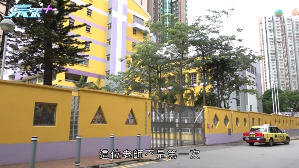青衣某中学惊传侵犯隐私丑闻！女老师抢手机强迫解锁 竟要送学生进精神病院？