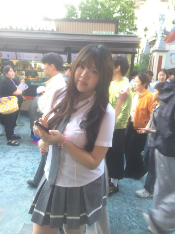 Bob林盛斌18歲大女喱士低胸睡袍出鏡！成人禮自信晒身材曲線深蹲險走光
