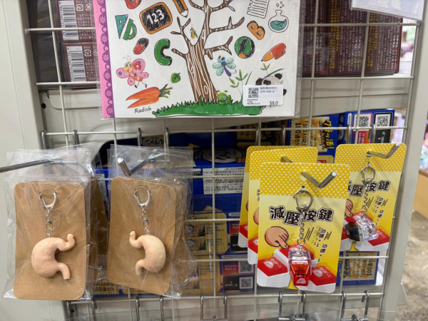 文具佬結業｜上環店全場7折清貨！直擊文具零食劈至$1起 必搶大熱Chiikawa/生蠔BB公仔
