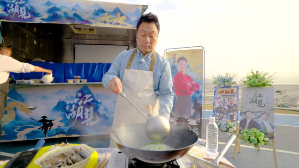 江湖見丨三屆視帝黎耀祥晒驚人廚藝!與麥長青岸邊對決 夕陽下互餵男人的浪漫