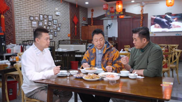 江湖見丨三屆視帝黎耀祥晒驚人廚藝！與麥長青岸邊對決 夕陽下互餵男人的浪漫