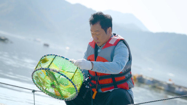 江湖見丨三屆視帝黎耀祥晒驚人廚藝！與麥長青岸邊對決 夕陽下互餵男人的浪漫